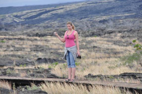 Fazendo filmagem das antigas pictografias havaianas em campo de lavas endurecidas, perto de Volcano, na Big Island, no Havaí